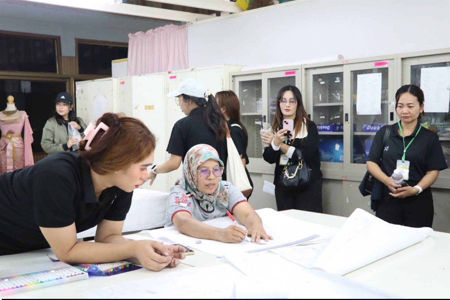 title - ผู้อำนวยการกลุ่มฝึกอบรมและการพัฒนาผลิตภัณฑ์ (ศพส.) ได้รับเชิญเป็นผู้บรรยายพิเศษ  ให้แก่ ข้าราชการใหม่ รุ่นที่ 10 หลักสูตร ต้นกล้าข้าราชการ ประจำปีงบประมาณ พ.ศ. 2569 ณ ห้องประชุมอาคาร 100 ปี ศูนย์ส่งเสริมและพัฒนาอาชีพเสริมนอกภาคการเกษตร